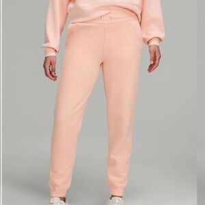 Lululemon Scuba High-Rise Jogger
Peach Satin